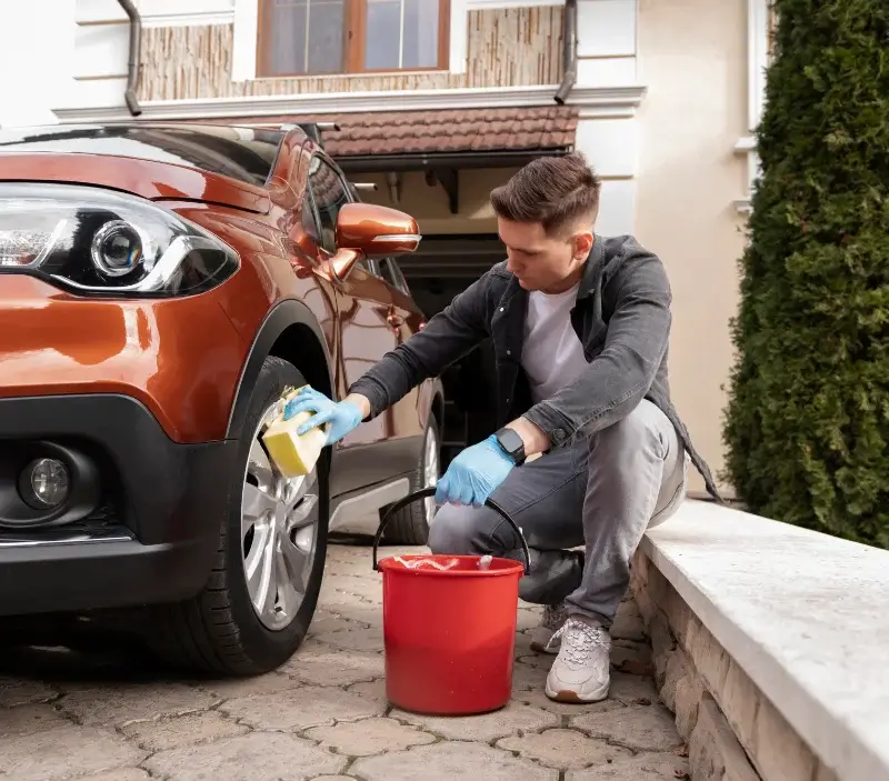 Lavage auto à domicile Givrauval : professionnel intervenant sur un véhicule